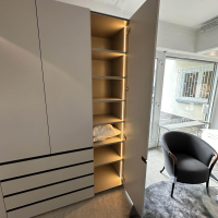 Interlübke - Kleiderschrank Collect Außen Lack Greige M08 Matt Weiß Grau Innen Lack Muschel M23 Matt Beige Grau Mit Beleuchtung - 8