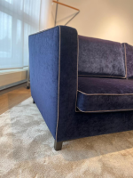 Christine Kröncke - Sofa Hailey Stoff Eloy 052 Navy Blue Gestell Metall 15 Rauchbraun Hocker Stoff Chameleon 086 Grau-Blau mit Hocker - 3