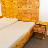 ganze-schlafzimmer-anrei-komplettes-schlafzimmer-zirbenholz-mit-doppelbett-inklusive-matratzen-4