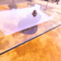 FontanaArte - Couchtisch Tavola con Ruota Grande, Design Gea Aulenti 1980, geschliffenes Glas 15 mm, Gestell Rollen schwarz - 5