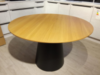 Raum.Freunde - Esstisch Ose Platte Wildeiche Furniert Mit Hartwachsöl Finish Kegelsäule Metall Schwarz - 6