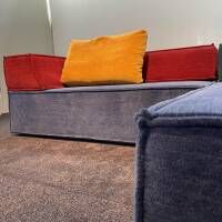 3-sitzer-sofas-cor-sofa-trio-stoff-8171-kornblumenblau-mit-kissen-219-01-07769-2
