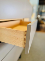 Contur - Highboard Mileto Front Mattlack Steingrau Grau Korpus Asteiche Massiv Gebürstet Natur Geölt Kufengestell Schwarz Matt - 6
