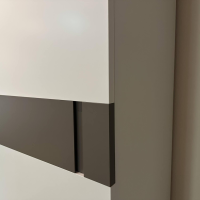Tomasella - Schiebetürenschrank Contur Loretto Tür Ahtena OC 121 Bianco Gesso Weiß OC 130 Grigio Piacenza Grau Innen Alpaca Grau - 5
