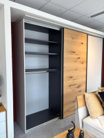 Musterring - Schwebetürenschrank Airline 200 Lack Kristallgrau Grau Matt Absetzung Balkeneiche Korpus Schiefergrau Grau Inklusive Beleuchtung - 11