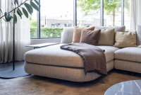 Walter Knoll - Ecksofa Tama Stoff Namib Oryx Beige Armlehne Leder Coffee Schwarz Füße Nussbaum Geölt Inkl. Beistelltisch Leder Coffee Schwarz Gestell Bronze - 6