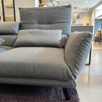 2-sitzer-sofas-ip-design-funktionssofa-clou-bezug-stoff-8-mara-grau-kufe-metall-matt-schwarz-sitz-3