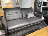 Mondo - Sofa Felini Leder Reno Anthrazit Metallkufe Matt Schwarz Mit Motorischem Vorziehsitz Und einem Kissen - 4