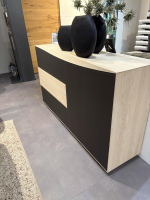 Anrei - Puro Wave Highboard W40 Esche Massiv Gebeizt Weiß Geölt Tür Farbglas Satiniert Zartbitter Schwarz - 5