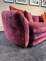 Bretz - Sofa Manyara Stoff Boa Bordeaux Rot mit 5 Kissen - 10