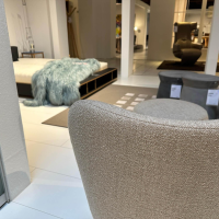 Blomus - Drehsessel Kuon Stoff Boucla Shitake Braun Beige Inklusive Pouf - 2