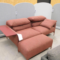 COR - Sofa Avalanche Stoff 9202 Dunkelrot Rot Ablage Und Gestell Lack RAL 3009 Oxidrot Rot Mit Hocker - 10