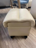 hocker-sitzsaecke-stressless-hocker-buckingham-soft-cori-vanilla-creme-mit-stauraum-und-rollen-5