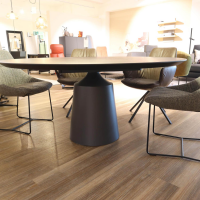 esstische-cattelan-italia-tisch-yoda-wood-platte-verbrannte-eiche-gestell-graphit-071-06-15231-4