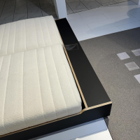 Müller Möbelwerkstätten - Bett Maude HPL Schwarz Matt Beschichtet Mit Ablageboard Inklusive Rückenkissen Und Nackenrolle - 6