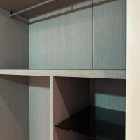 Tomasella - Schiebetürenschrank Contur Loretta Tür Ahtena OC 121 Bianco Gesso Weiß OC 130 Grigio Piacenza Grau Innen Alpaca Grau - 4