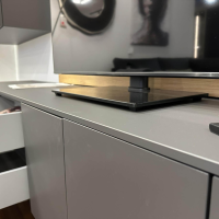 Loddenkemper - Wohnwand Minos 9767 Lack Schiefergrau Matt Absetzung Balkeneiche Mit Kabeldurchlass - 4