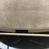 Freifrau - Armlehnstuhl Leya Armchair High Stoff Avalon 0021 Grau Grün Drahtgestell Messing Lasiert - 5