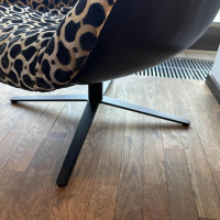 Freifrau - Sessel Leya Wingback Chair Innen Stoff Scarabeo 104 Charcoal Schwarz Beige Außen Leder Adora Ebony Schwarz Gestell Kreuz Metall Schwarz - 5