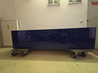 Scholtissek - Hängelowboard Novus Korpus Knorrige Eiche Rustikal Natur Geölt Front Glas 5002 Ultramarienblau Blau Glänzend - 5