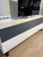 Raum.Freunde - Lowboard Henri MDF Lack Weiß Akustikstoff Graphit Grau Füße Metall Schwarz - 5