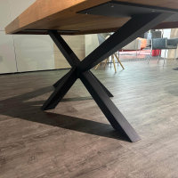 Kattwinkel - Esstisch F8 Platte Eiche Massiv Natur Geölt Mit Ausgefüllten Ästen Und Rissen Kreuzgestell Stahl Schwarz - 4