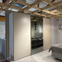 Tomasella - Schiebetürenschrank Contur Loretto Türen Lack Gola Smart OC 162 Platino Weiß Beige Glas Spiegel Innen Stoffoptik Tramato Grau Beige - 10