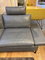 Brühl - Sofa Alba 2,5-Sitzer Leder Lama 95 Grau Winkelfuß Schwarz mit 2 Kissen - 2