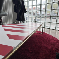 Driade - Couchtisch Zagazig Platte Laminat Rot Weiß Gestreift Gestell Stahl Gold Lackiert - 5