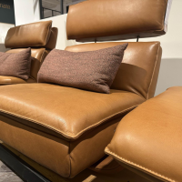 Koinor - Sofa 2-Sitzer Leder B-Toro Whisky Braun Plateau Metallrahmen Schwarz Matt Balkeneichenfurniert - 2