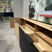 Wöstmann - Wohnwand WM 2320 Holz Kanadische Erle Massiv Natur Mit Mattglas Front Und Beleuchtung - 6