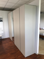 Hülsta - Drehtürenschrank Neo Lack Seidengrau Innenlack Weiß mit Spiegeltüre - 2