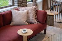 Vitra - Ecksofa Anagram Stoff Dedar A Perfekt Flower Tegola Rot Gestell Dunkel Bordeaux Pulverbeschichtet Inkl. 2x Anstecktisch Eiche Natur - 9