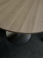 Vario - Besprechungstisch Lets Talk Round 90cm Platte Nussbaum Gestell Weiß Aluminium Tellerfuß Edelstahl Gebürstet - 4