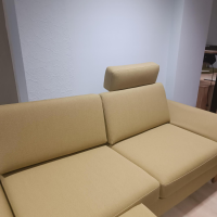 2-sitzer-sofas-wolkenweich-sofa-sirio-stoff-arco-schurwolle-kiwi-gruen-gelb-holzkufen-eiche-geoelt-7