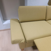 2-sitzer-sofas-wolkenweich-sofa-sirio-stoff-arco-schurwolle-kiwi-gruen-gelb-holzkufen-eiche-geoelt-2
