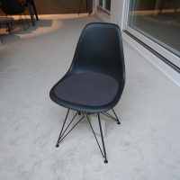einzelstuehle-vitra-stuhl-eames-plastic-side-chair-dsr-stoff-hopsak-dunkelgrau-drahtgestell-basic-6