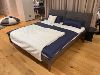 polsterbetten-moeller-design-bett-alva-eiche-schlammgrau-gebeizt-rueckenkissen-bezug-stoff-boucle-2