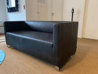 2-sitzer-sofas-signet-sofa-blues-150-in-leder-rancho-schwarz-kufengestell-262-01-27867-5