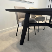 Poliform - Esstisch Curve Holz Ulme Schwarz mit Traverse in Kernleder Oliva - 5