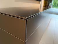 Kettnaker - Wohnwand Soma Front Aluminium Bronze Hell Korpus Lack Schwarz Matt Gestell Wangen Schwarz Lackiert - 3
