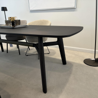 Poliform - Esstisch Curve Holz Ulme Schwarz mit Traverse in Kernleder Oliva - 3