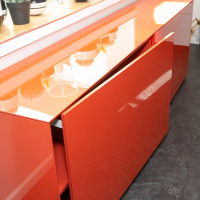 kommoden-sideboards-kettnaker-schiebetuerenschrank-soma-lack-koralle-rot-orange-sockelplatte-lack-8