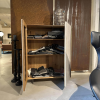 Scholtissek - Schrank Kera Front Keramik Beton Silk Grau Korpus Knorrige Eiche Natur Geölt Gestell Metall Schwarz Lackiert - 8