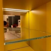 kommoden-sideboards-porro-gallery-low-cupboard-aussen-holzfarbe-w20-mongoi-innen-giallo-mustard-5