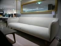 2-sitzer-sofas-giorgetti-sofa-drive-stoff-mastice-weiss-fuesse-nussbaum-11-360-01-47865-6
