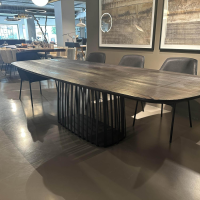 Janua - Esstisch BC07 Basket Platte Lärche Geköhlt Braun Gestell Metall RAL9005 Tiefschwarz Schwarz - 3