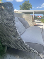 DEDON - Gartensofa Mbarq Geflecht Pepper Schwarz Weiß Gestell Lipari Weiß Inklusive Kissenset Warmgrey Grau - 5
