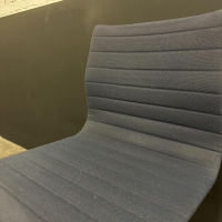 einzelstuehle-vitra-stuhl-aluminium-chair-ea101-bezug-hopsak-dunkelblau-gestell-aluminum-verchromt-3