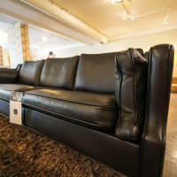 3-sitzer-sofas-grandt-sofa-74-mass-bezug-leder-schwarz-gestell-mahagoni-gebeizt-463-01-76596-5